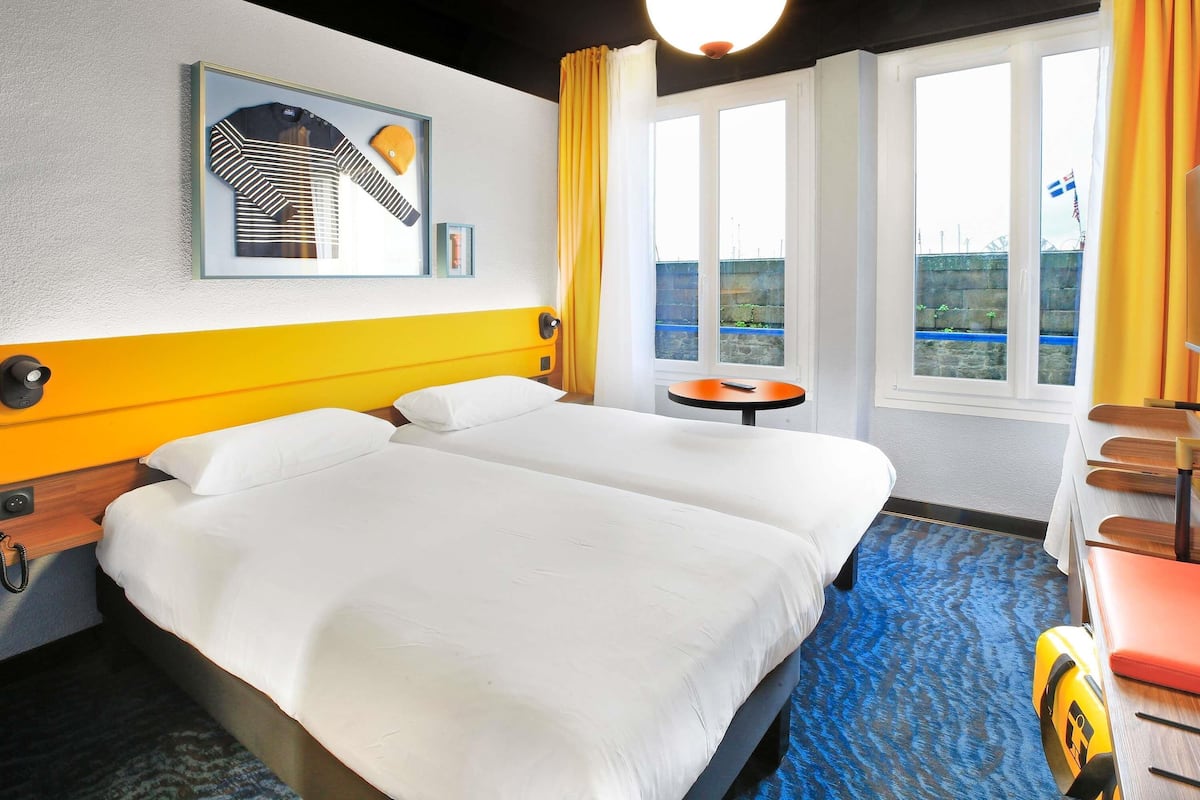 Escritorio, insonorización, wifi gratis y ropa de cama