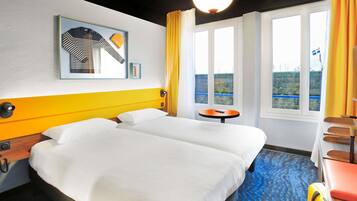 Escrivaninha, quartos à prova de som, Wi-Fi de cortesia, roupa de cama