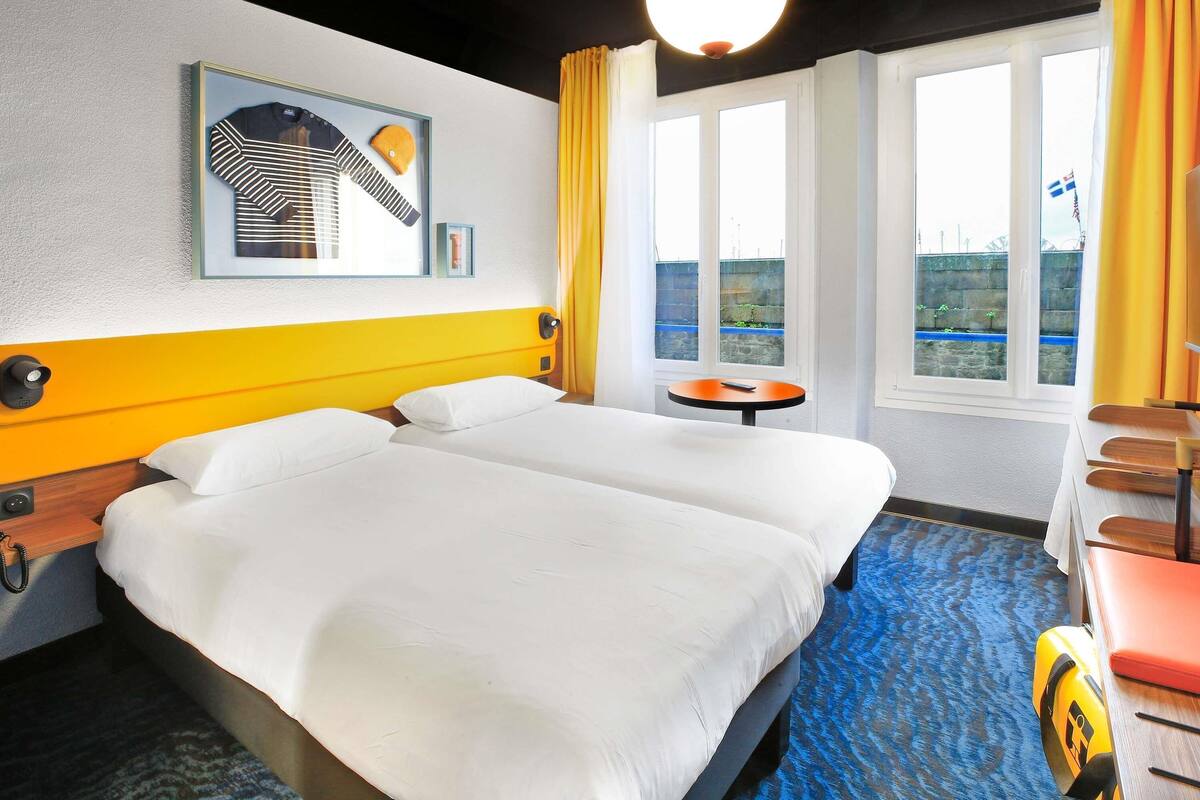 Desk, soundproofing, free WiFi, bed sheets