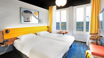 Habitación Confort, 2 camas individuales | Escritorio, sistema de insonorización, wifi gratis y ropa de cama