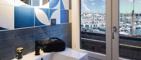 Comfort Room, 2 Twin Beds, Sea View | Desk, soundproofing, free WiFi, bed sheets