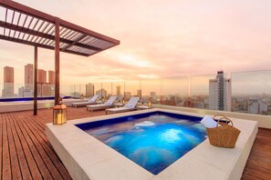 Outdoor pool - NH Collection Barranquilla Smartsuites Royal (Barranquilla)
