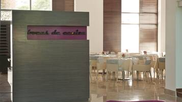 Un restaurante con un letrero que dice "bocas de costa" y un interior moderno con mesas y sillas.