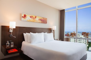 Edredón, minibar, caja de seguridad en la habitación y escritorio 