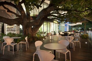 Lunch and dinner served