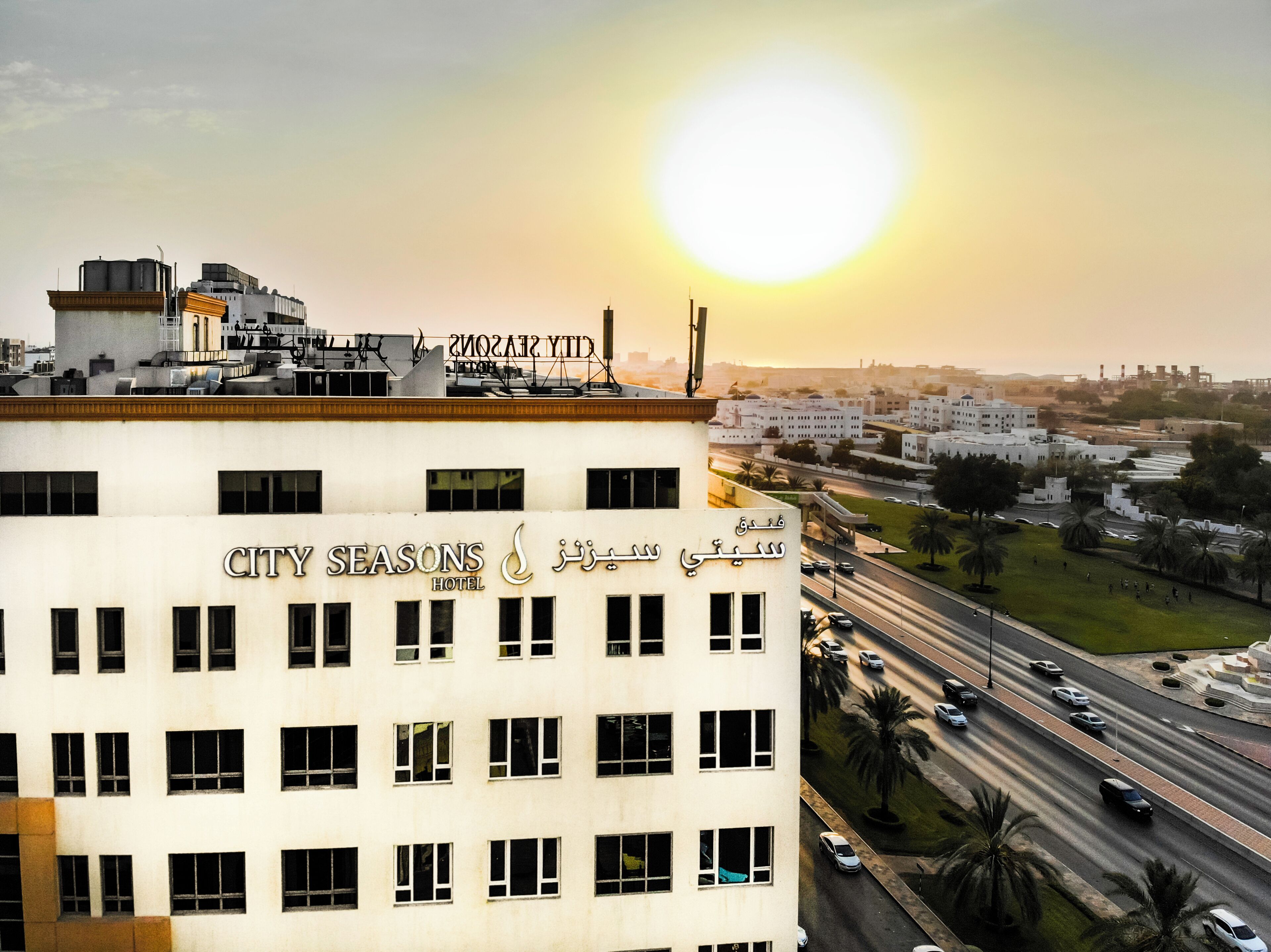 Un edificio hotel con diversi piani, ampie finestre e un tetto con attrezzature industriali.