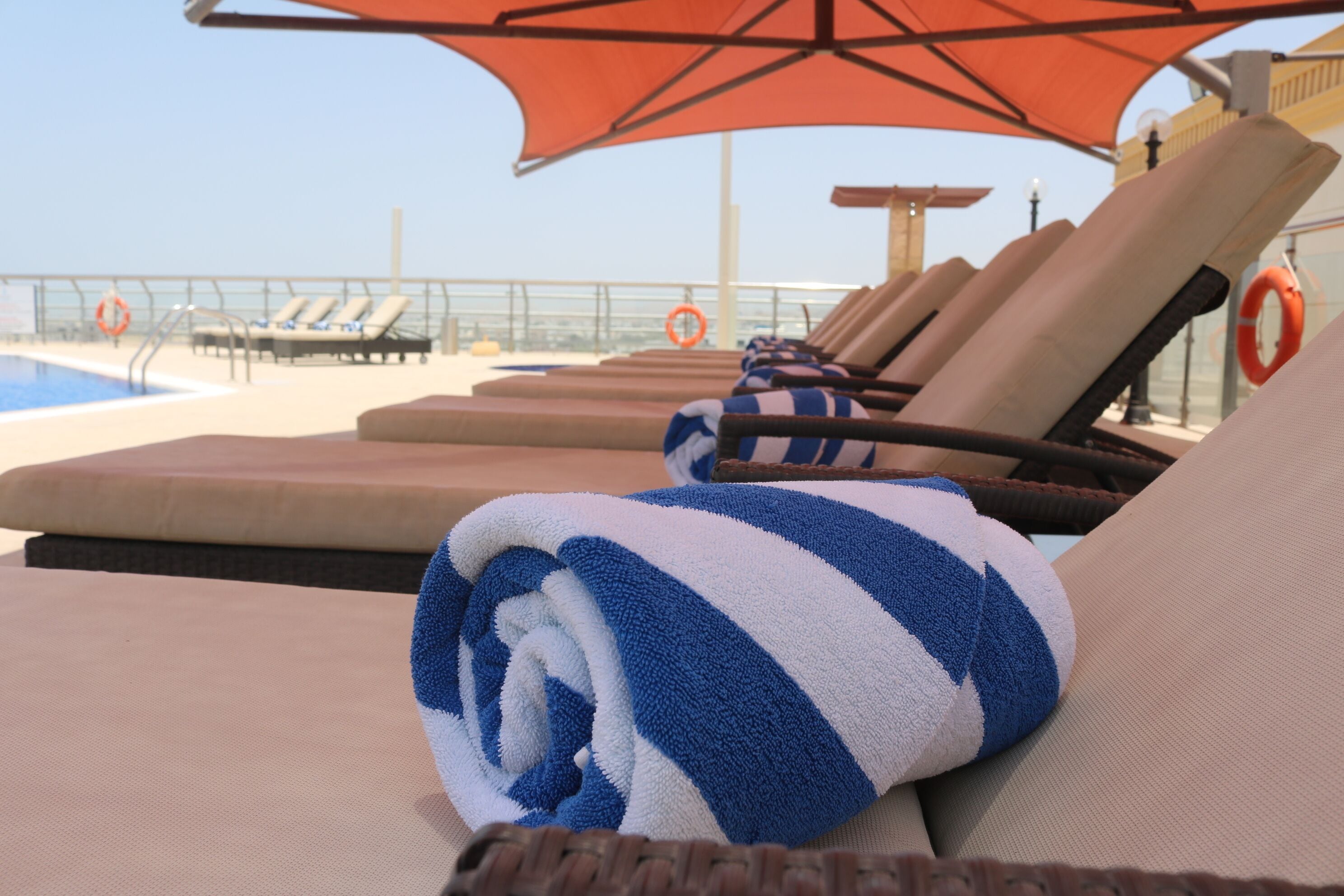 Piscina externa, funciona das 8h às 20h, guarda-sóis, espreguiçadeiras