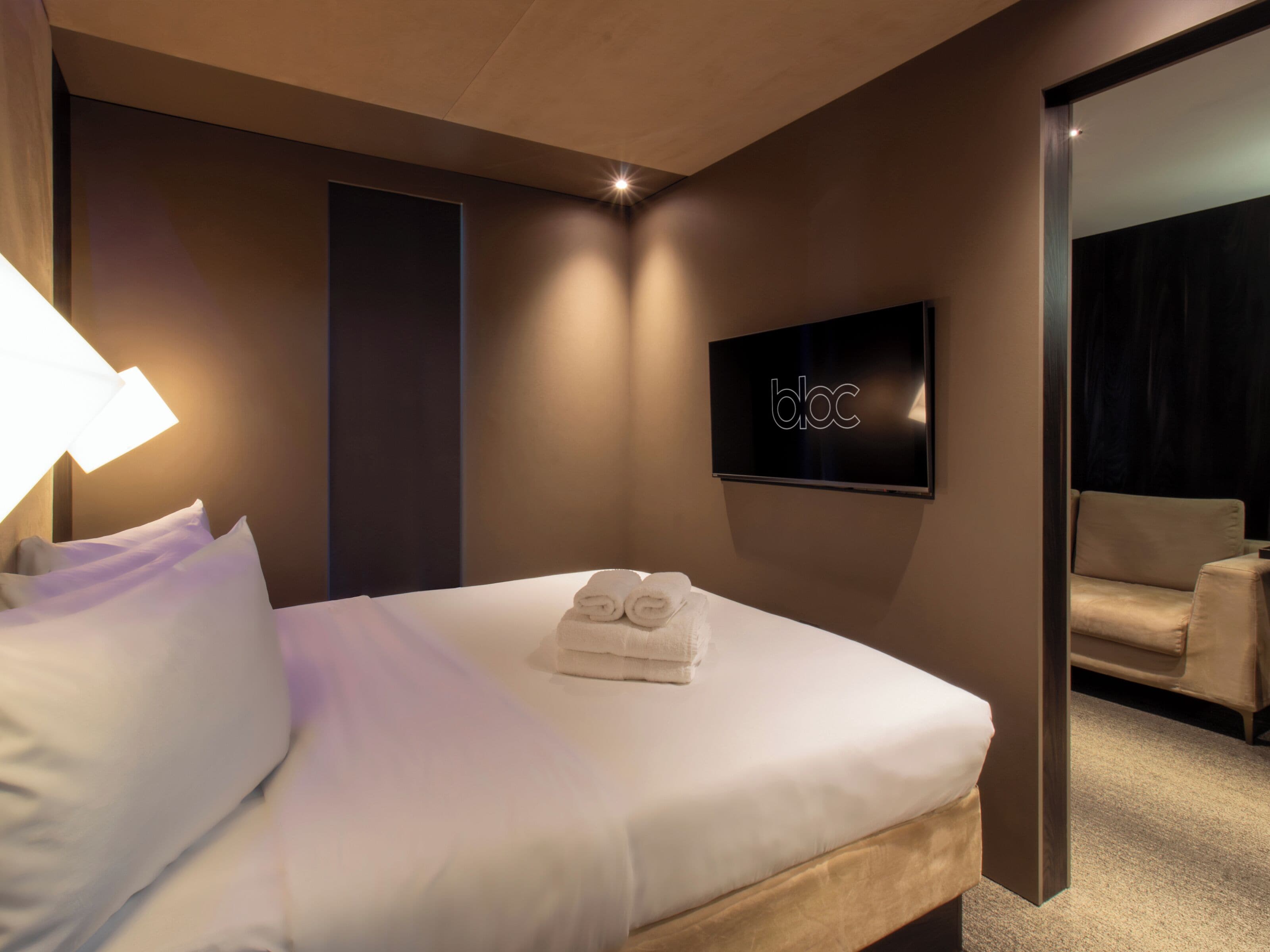 1 bedroom, premium bedding, desk, soundproofing