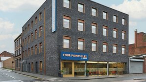 A modern building with a sign reading "FOUR POINTS FLEX BY SHERATON" on the front. - Four Points Flex by Sheraton Birmingham Jewellery Quarter (Birmingham)