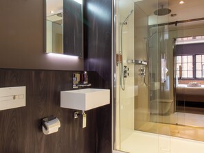 Habitación doble superior | Baño | Regadera, regadera tipo lluvia, amenidades de baño gratuitas 