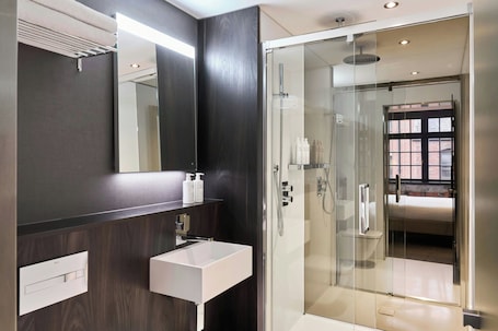 Chambre Standard, 1 lit double | Salle de bain | Douche, douche à « effet pluie », articles de toilette gratuits. Four Points Flex by Sheraton Birmingham Jewellery Quarter