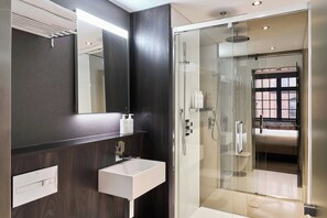 Dusj, regndusjhode, toalettartikler (inkludert) og hårføner