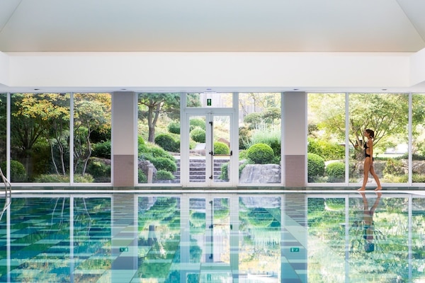 2 indoor pools