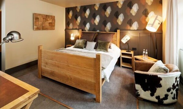 Ropa de cama de alta calidad y caja de seguridad en la habitación 