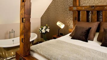 Luxe beddengoed, een kluis op de kamer, een bureau, geluiddichte muren