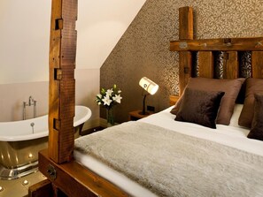 Ropa de cama de alta calidad y caja de seguridad en la habitación 