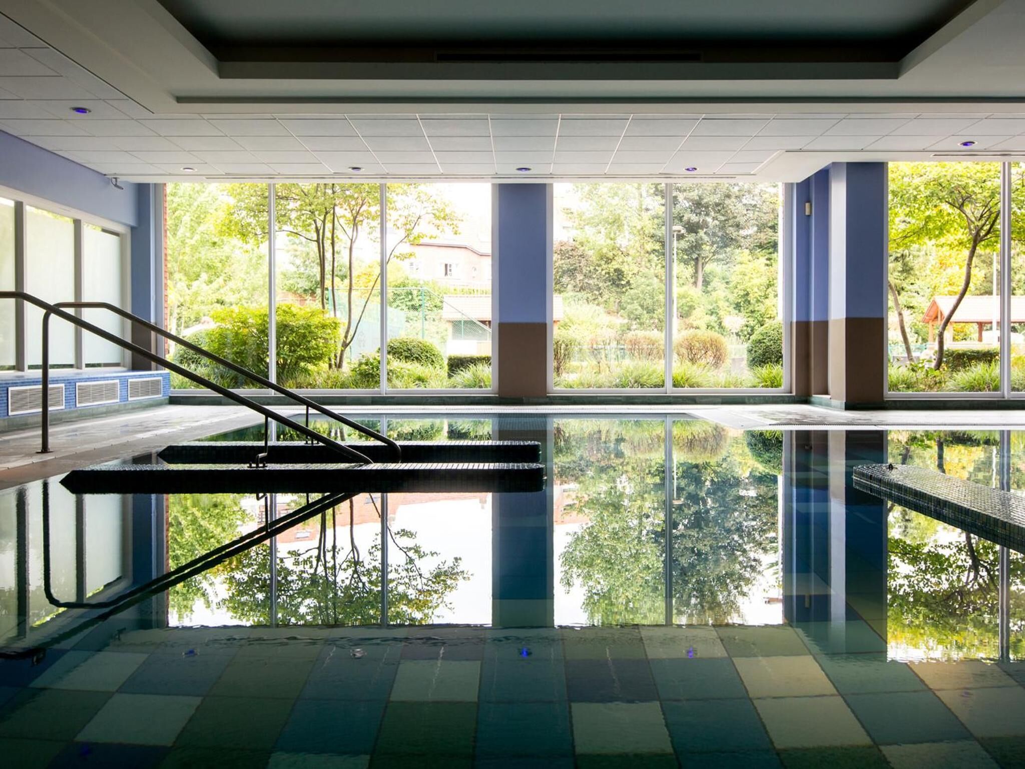 2 innendørsbassenger