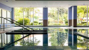 2 innendørsbassenger