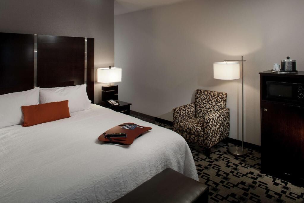 Premium bedding, in-room safe, laptop workspace, blackout drapes