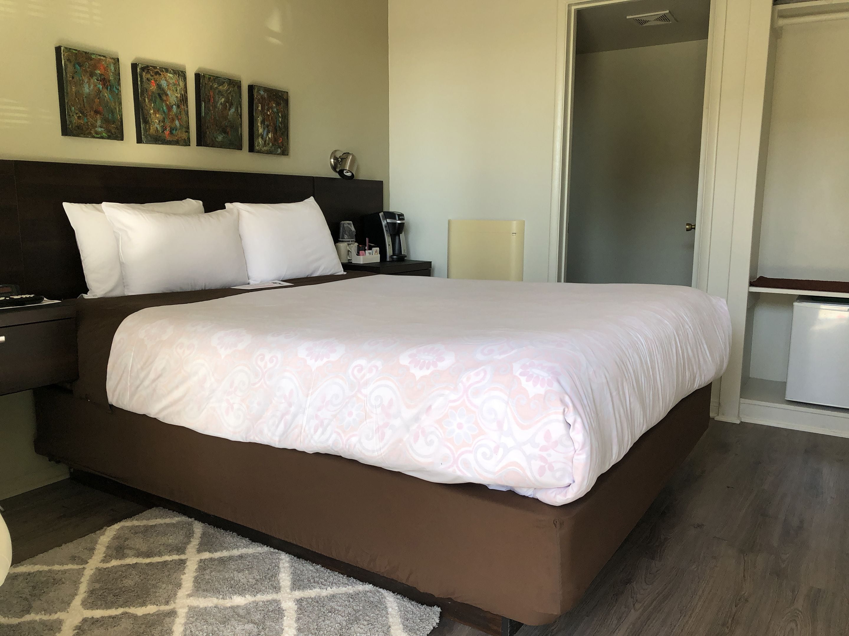standard room, 1 queen bed, patio (pet friendly, rooms 5, 6, 7 & 8) | egyptian cotton sheets, premium bedding, pillow-top beds