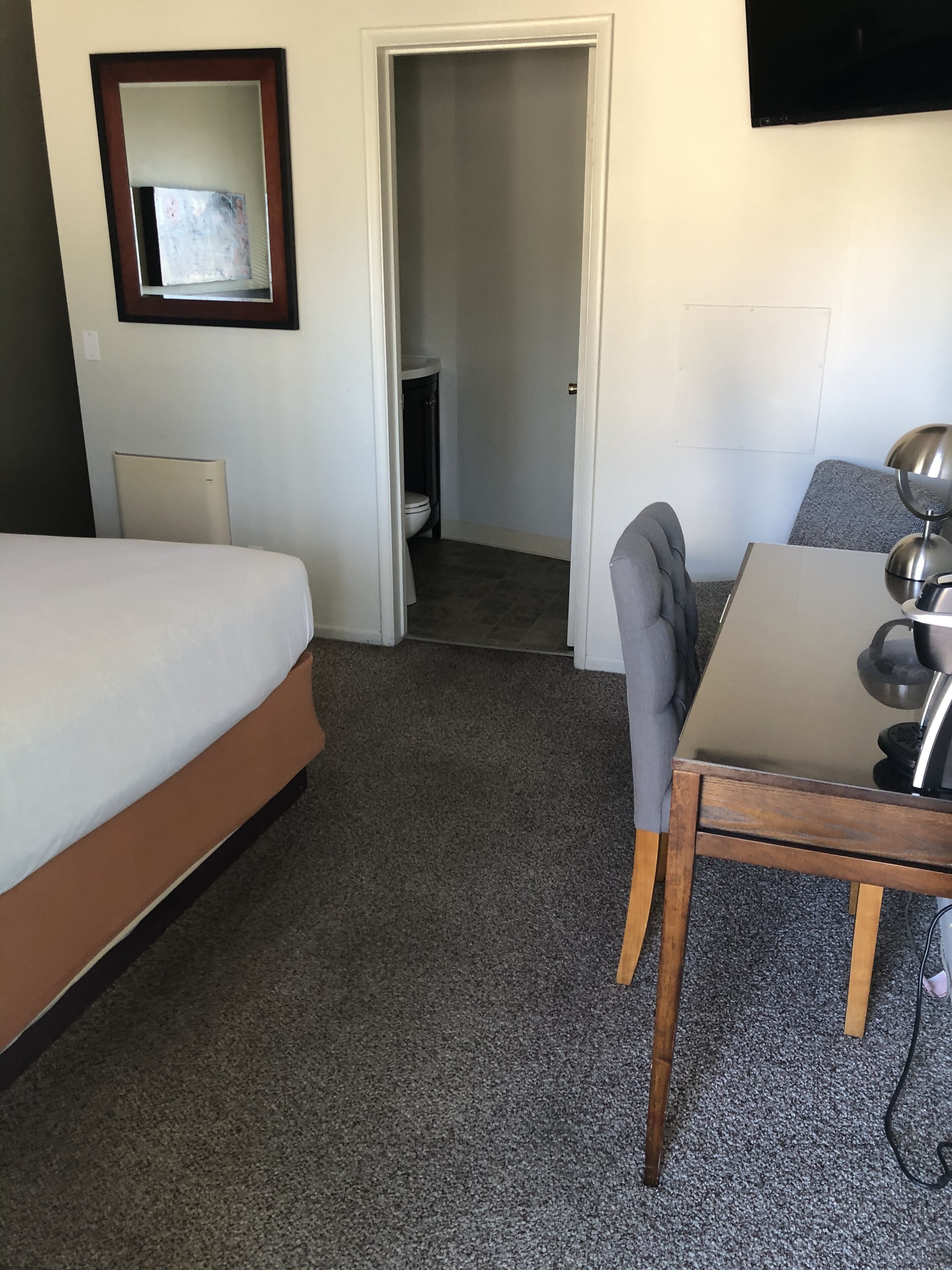 deluxe room, 1 queen bed (patio view, pet friendly, room 19) | room amenity
