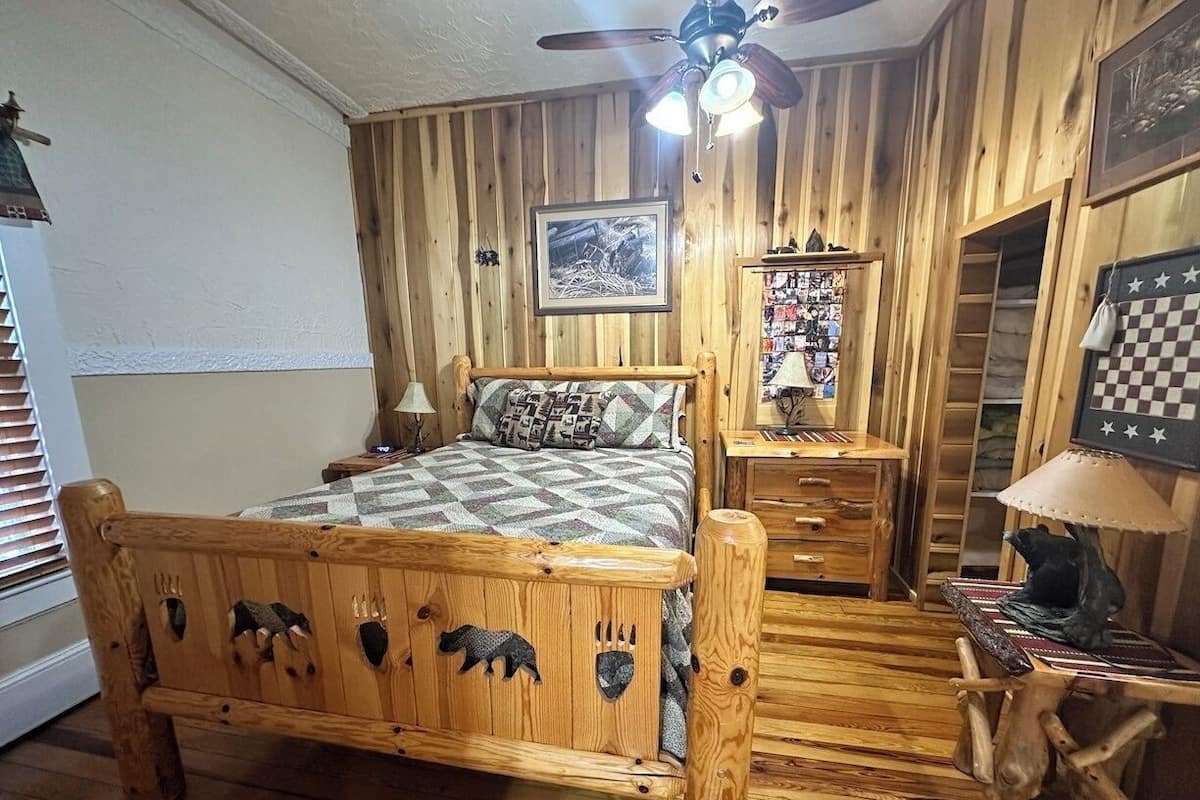 Bear Point Suite, 1 Queen Bed with Sofa bed, Patio | 1 室のベッドルーム、高級寝具、ピロートップベッド、ノートパソコン用作業スペース