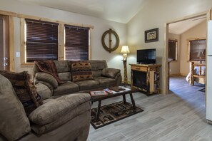 Casa de árbol superior | Área de sala de estar | Televisión de pantalla plana, chimenea y reproductor de DVD 