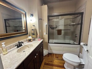 Bear Point Suite, 1 Queen Bed with Sofa bed, Patio | 浴室 | 淋浴/盆浴组合、按摩浴缸、大花洒淋浴喷头、免费洗浴用品