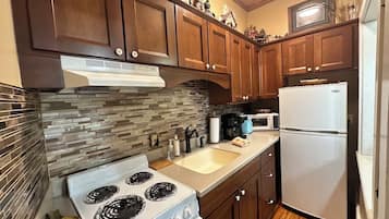 Bear Point Suite, 1 Queen Bed with Sofa bed, Patio | 私人廚房 | 大型雪櫃/冰箱、微波爐、焗爐、爐具
