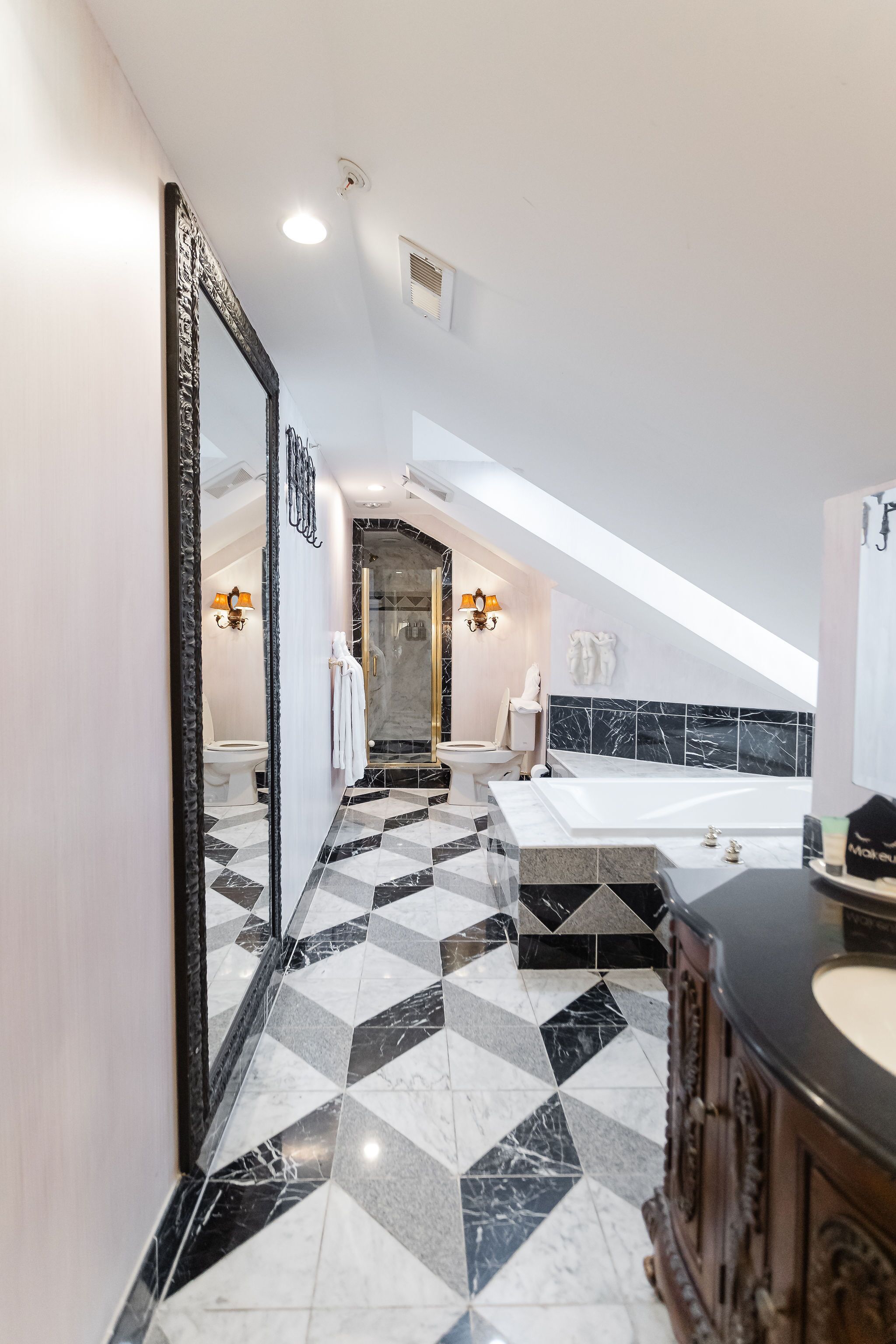 Zimmer | Badezimmer | Duschwanne, Komfortbadewanne, Haartrockner, Bademäntel