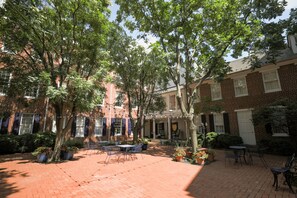 Declaration Suite (101) | Courtyard - 1840s Carrollton Inn (Baltimore)