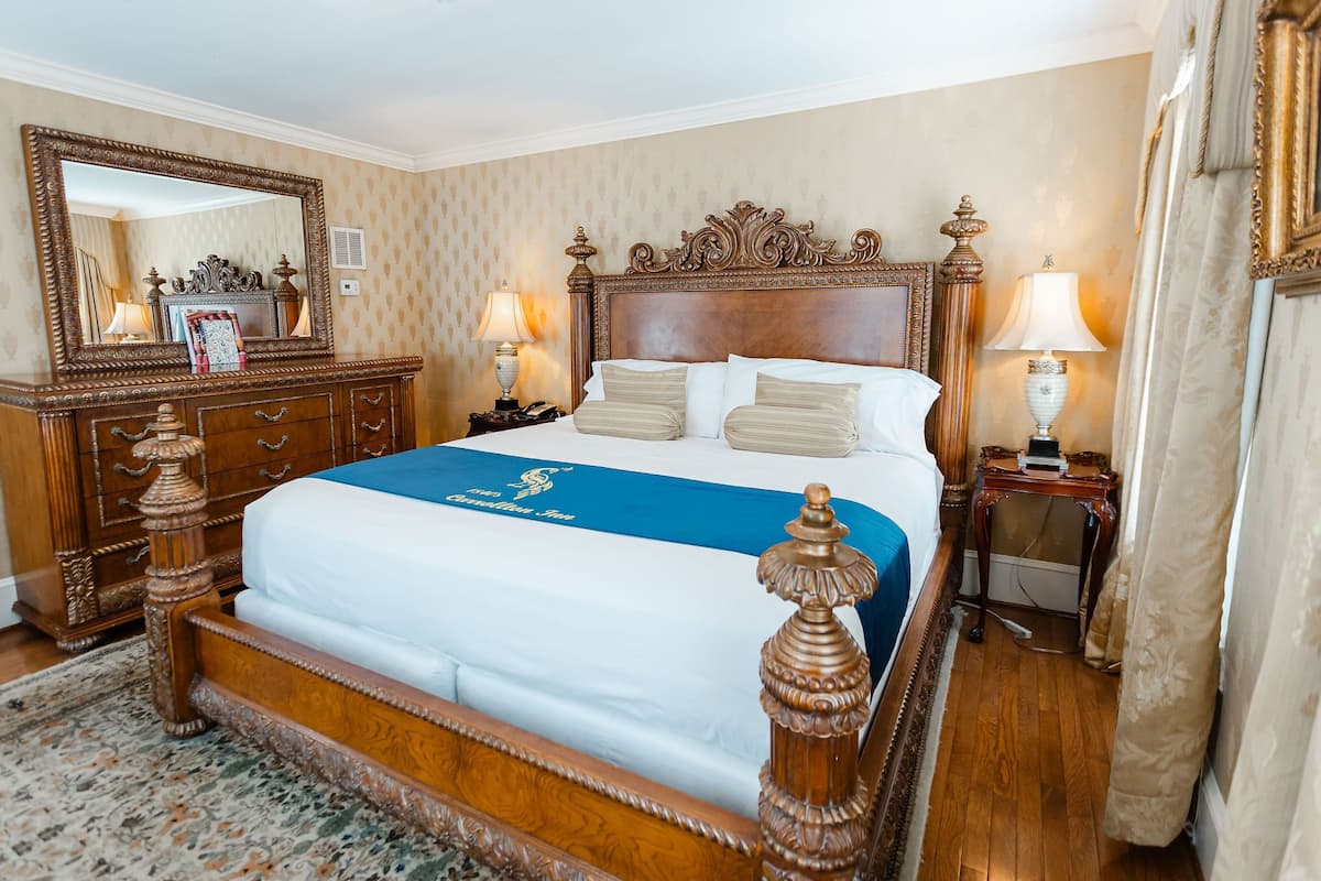 Suite | 1 bedroom, individually decorated, individually furnished, desk