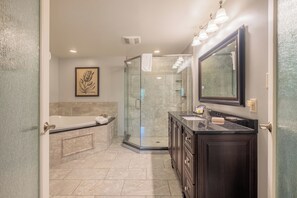 The Tasner Suite | Bathroom | Jetted tub, free toiletries, hair dryer, bathrobes - Red Coach Inn (Niagara Falls)
