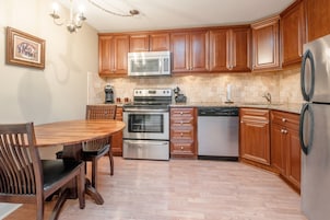 The Highland One Bedroom Suite | Cocina privada | Cafetera o tetera