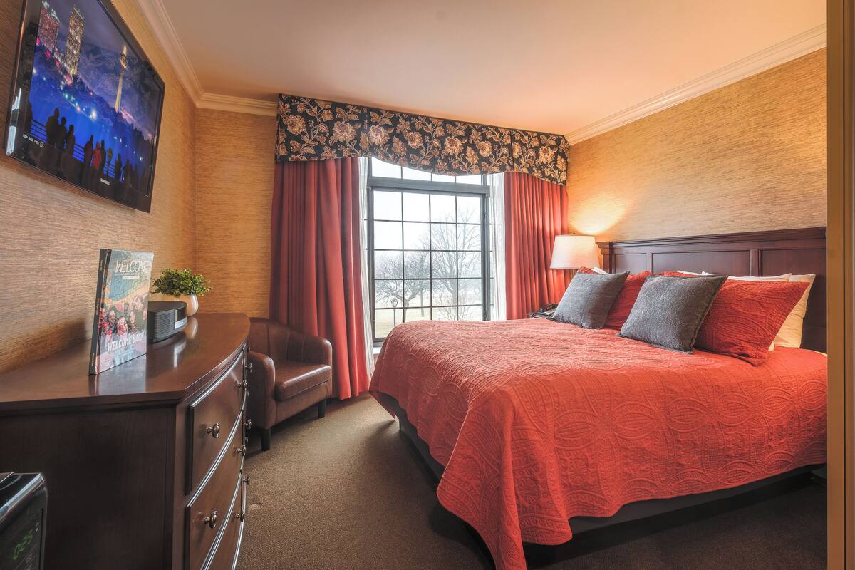 The Somerset | Iron/ironing board, WiFi (free), bed sheets