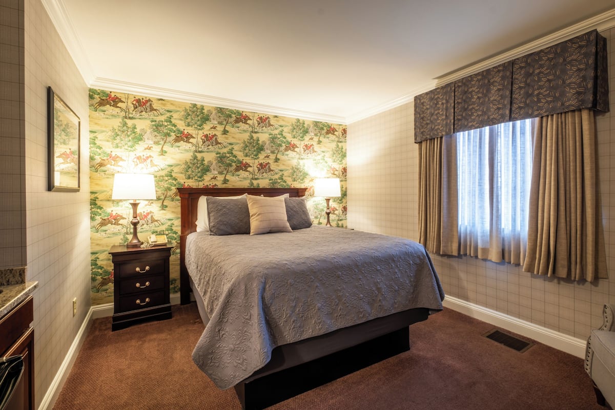 The Torquay | 1 bedroom, iron/ironing board, free WiFi, bed sheets