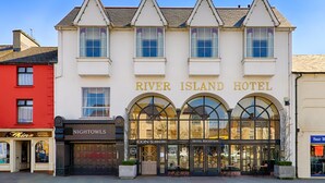 Un hotel de estilo arquitectónico clásico, con un letrero destacado que dice 'River Island Hotel'.