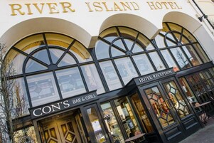 The River Island Hotel with a bar and grill named 'CON'S BAR & GRILL' and a hotel reception area.