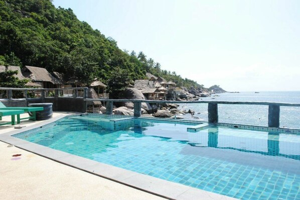 Bamboo Sunset with Private Pool | Minibar, Zimmersafe, Schreibtisch, Zustellbetten