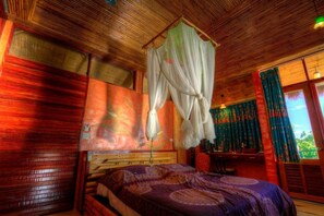 Bamboo Sunset Suite | Minibar, in-room safe, desk, rollaway beds