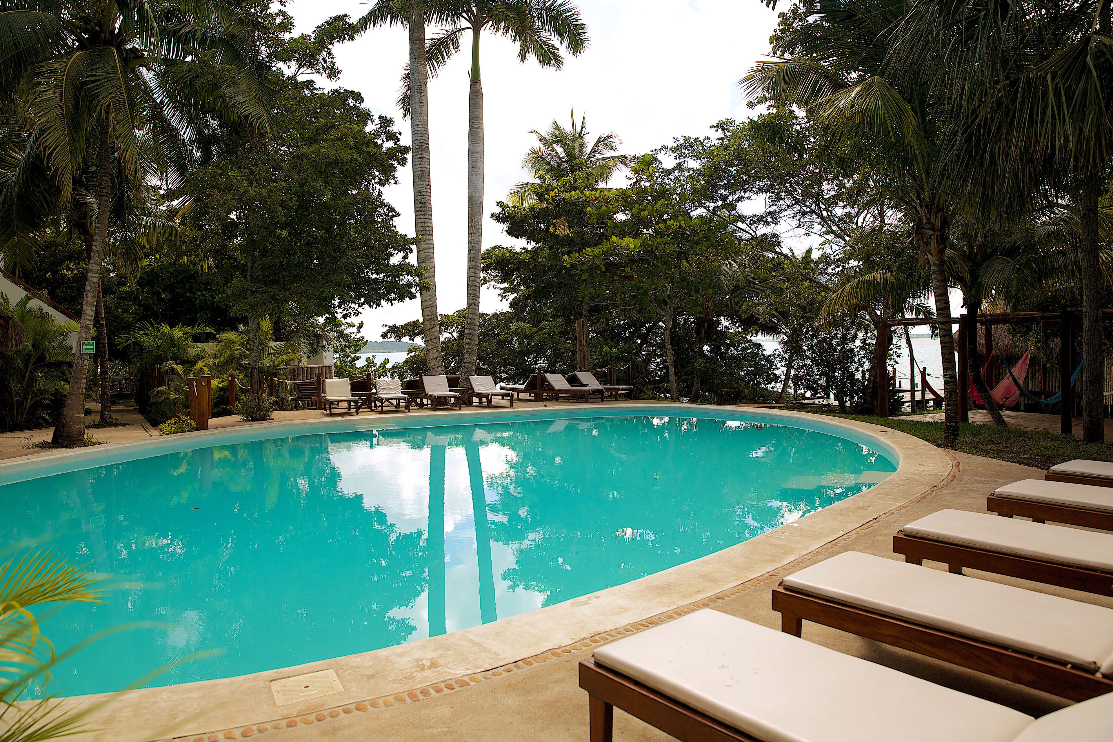 Ulkouima-allas avoinna 8.00–22.00, aurinkotuoleja