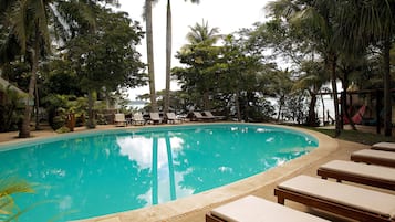 Ulkouima-allas avoinna 8.00–22.00, aurinkotuoleja