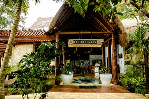 供应早餐、午餐和晚餐，墨西哥菜