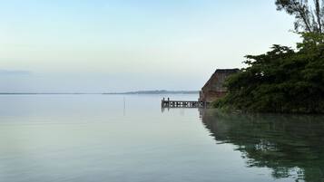 Un lago tranquilo con un muelle de madera que se adentra en el agua.