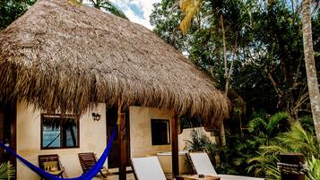 Casita Laguna Superior | Ropa de cama de alta calidad y caja de seguridad en la habitación