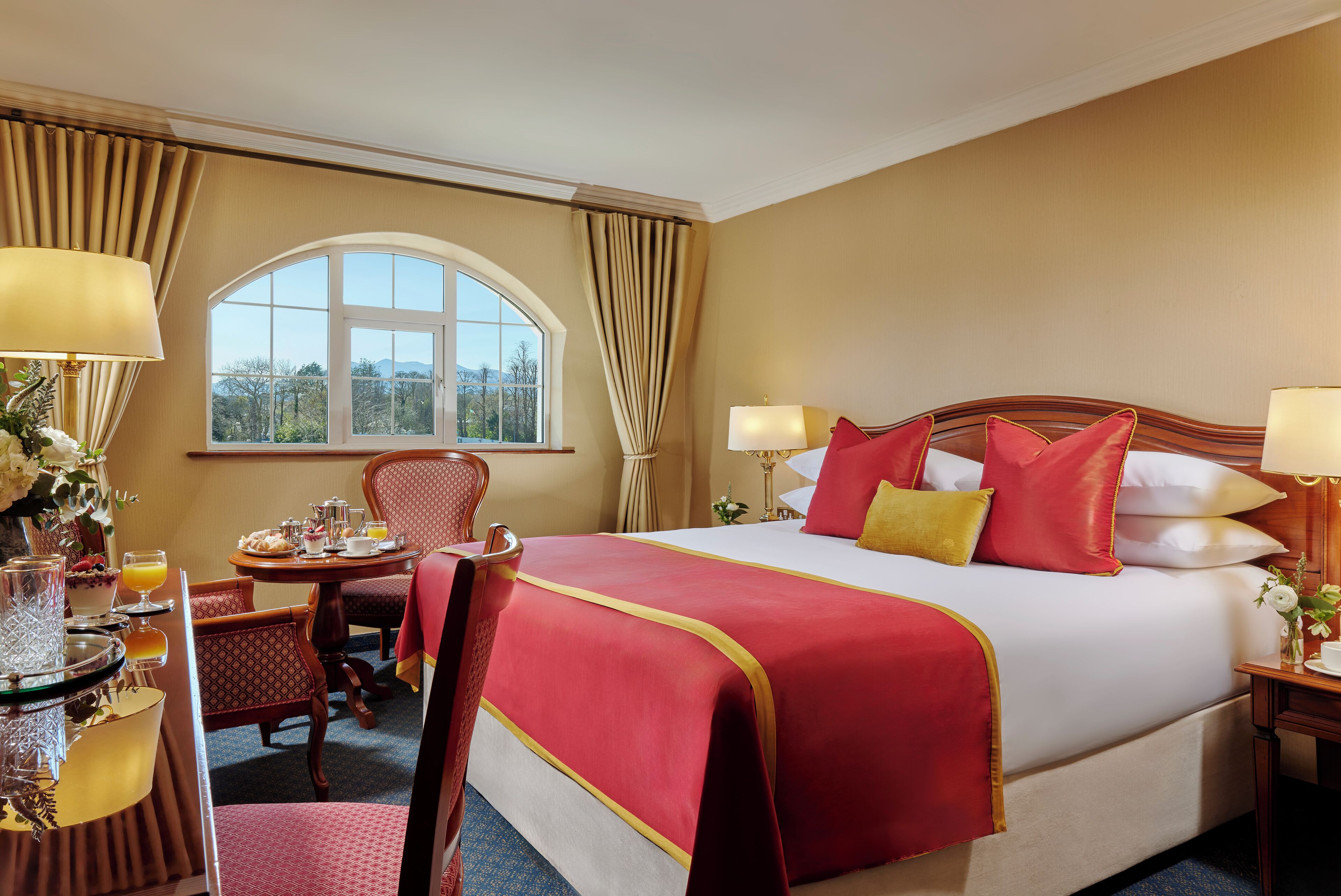 classic king room | in-room safe, desk, iron/ironing board, free wifi