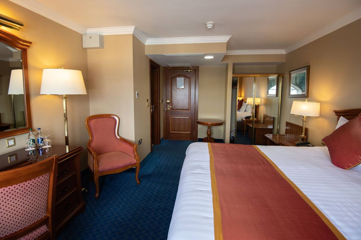 double room, 1 double bed | 1 bedroom, hypo-allergenic bedding, in-room safe, desk