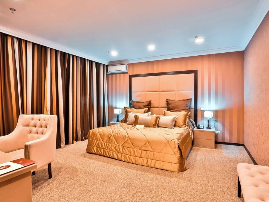 Suíte superluxo | Cofres nos quartos, escrivaninha, quartos à prova de som, roupa de cama