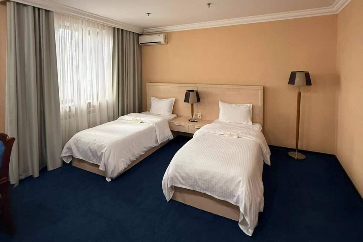 Habitación económica con 2 camas individuales, 1 habitación | Caja fuerte, escritorio, sistema de insonorización y ropa de cama
