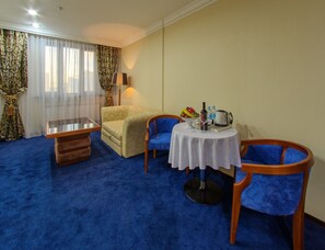 Deluxe-huone | Oleskelualue | Taulutelevisio